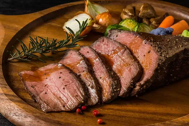 Opskrift på roastbeef med champignon, rosenkål og gulerødder