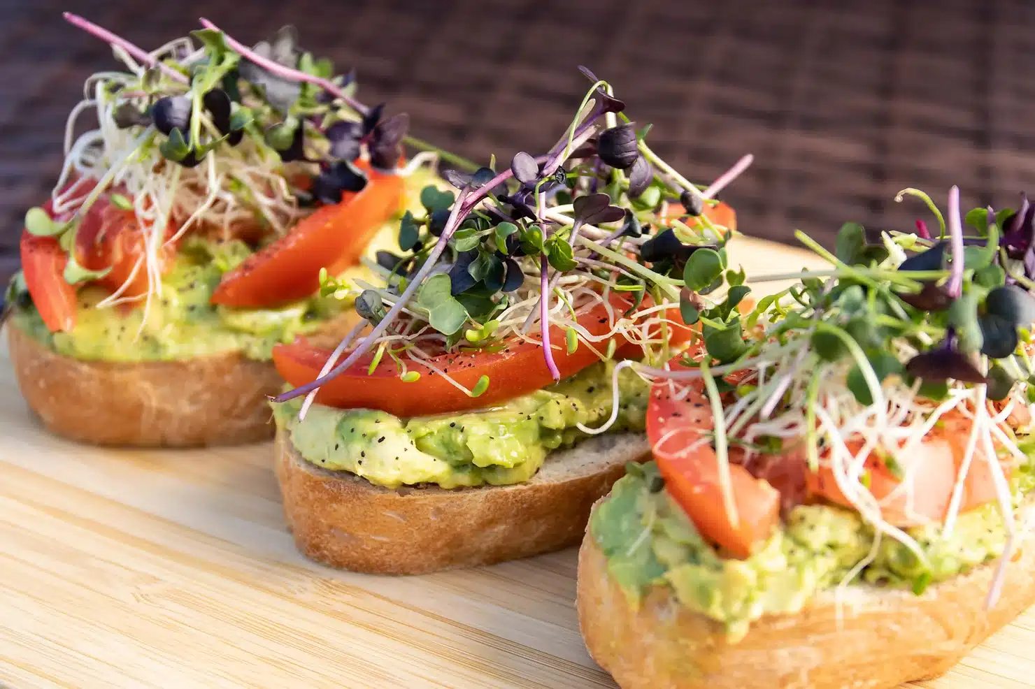 Opskrift på brød med avocado og tomat