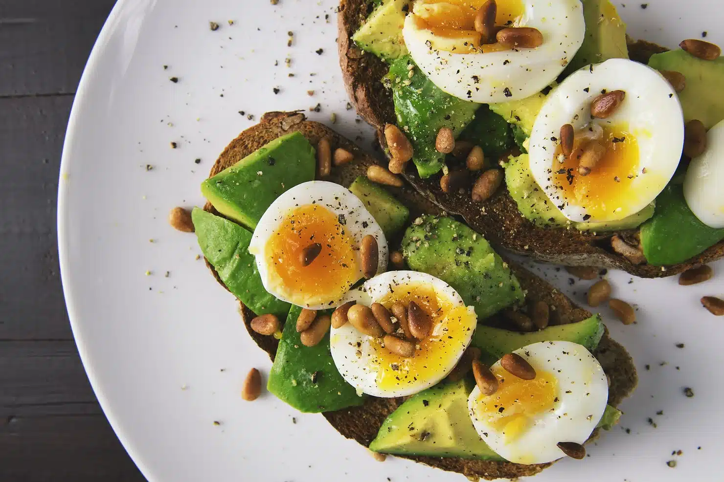 Ristet brød med avocado og æg