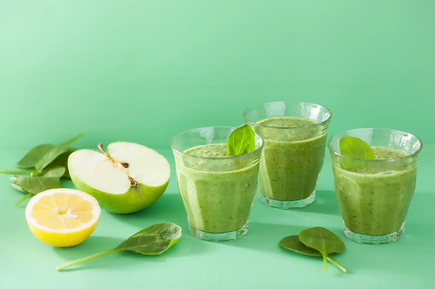 Opskrift på spinat-bær-mandel smoothie