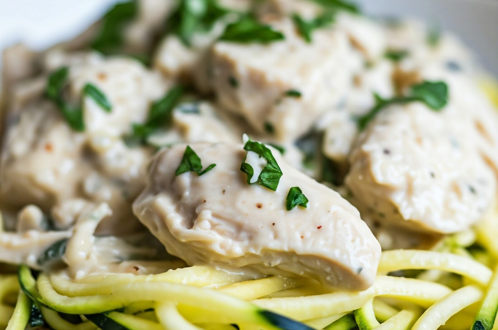 Keto Kylling Alfredo med Squash-Spaghetti
